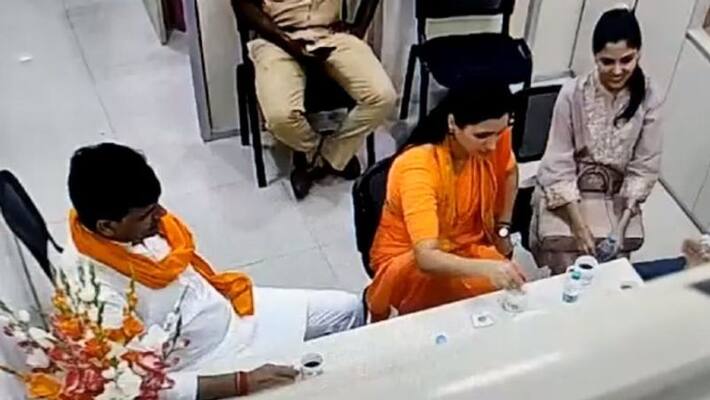 hanuman chalisa controversy navneet rana having tea khar police station mumbai police commissioner shared cctv kpr hanuman chalisa controversy navneet rana having tea khar police station mumbai police commissioner shared cctv kpr