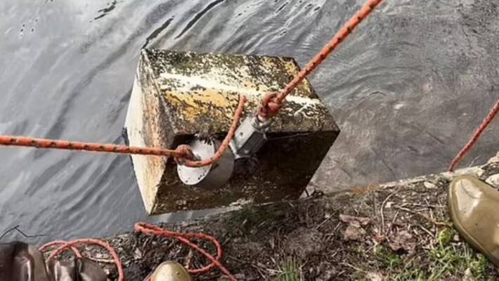 Teenager finds stolen box containing money in river Teenager finds stolen box containing money in river