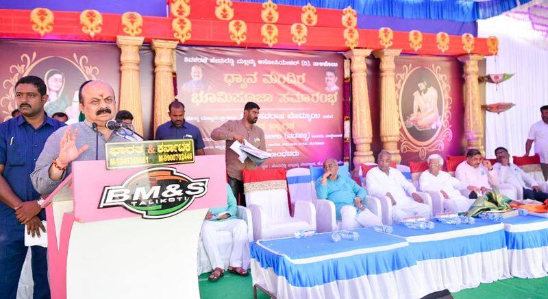 Vijayapura Farmers Gives Gifts To CM Basavaraj Bommai After inaugurates water irrigation project rbj