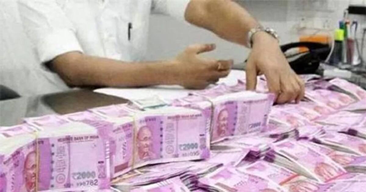 ஷாக்.. மூட்டை மூட்டையாக அள்ளி கொள்ளை.. கட்டுகட்டாக கரன்சி நோட்டுக்கள்..சிக்கியது எல்லாம் கருப்பு பணமா..? 