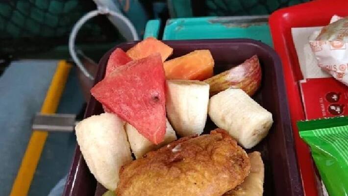 train passenger gets iftar meals from pantry staff train passenger gets iftar meals from pantry staff