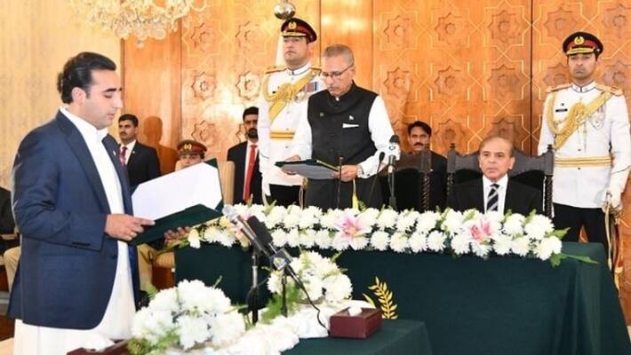 Bilawal Bhutto Zardari takes oath as Pakistans foreign minister Bilawal Bhutto Zardari takes oath as Pakistans foreign minister