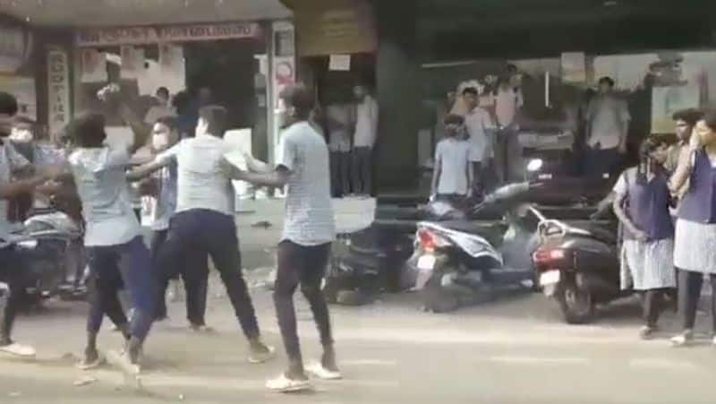 Government school students fight of the road in coimbatore