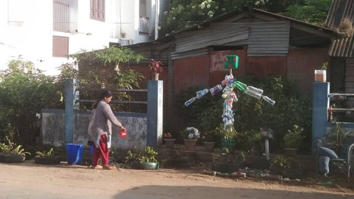 Munnar panchayat has set up a roadside garden not to dispose of waste Munnar panchayat has set up a roadside garden not to dispose of waste