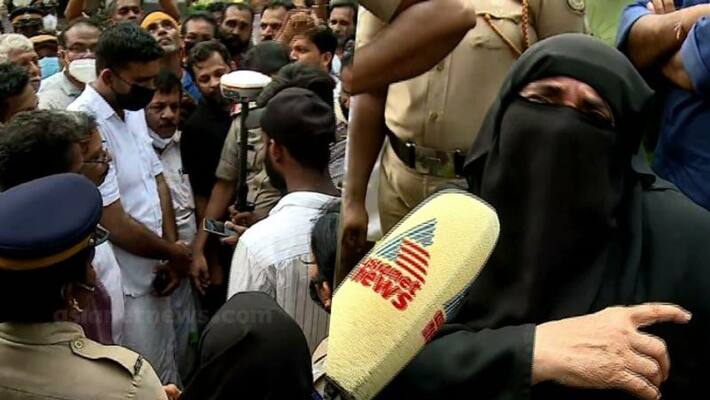 Silverline Survey At Kannur Dharmadam Protest Old Woman Crying Silverline Survey At Kannur Dharmadam Protest Old Woman Crying