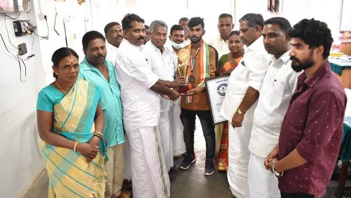 Munnar native broke the record by running 12 km in 50 minutes carrying a weight of 5 kg Munnar native broke the record by running 12 km in 50 minutes carrying a weight of 5 kg