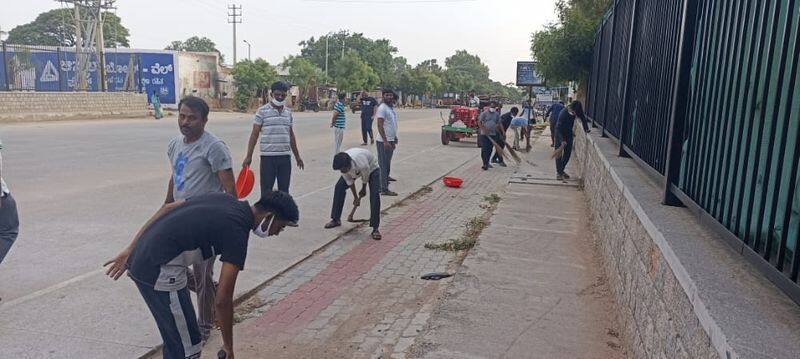 Lecturers Did Road Clean in Koppal During International Labor Day grg