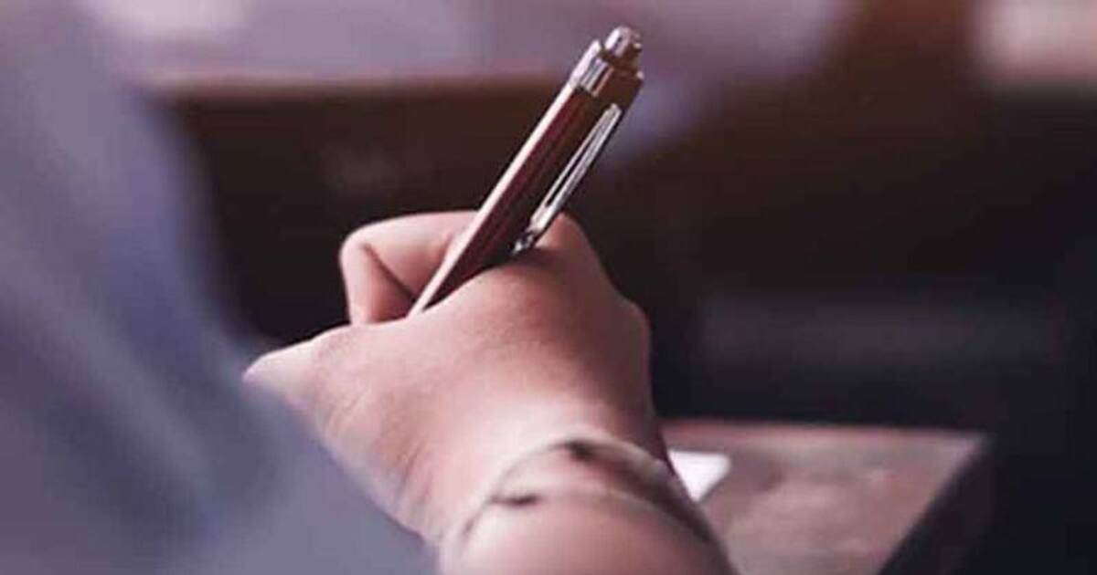 10ம் வகுப்பு தேர்வு எழுதிக்கொண்டிருந்த மாணவி மீது விழுந்த ஃபேன்.. சிறிய காயங்களுடன் உயிர் தப்பினார்.!