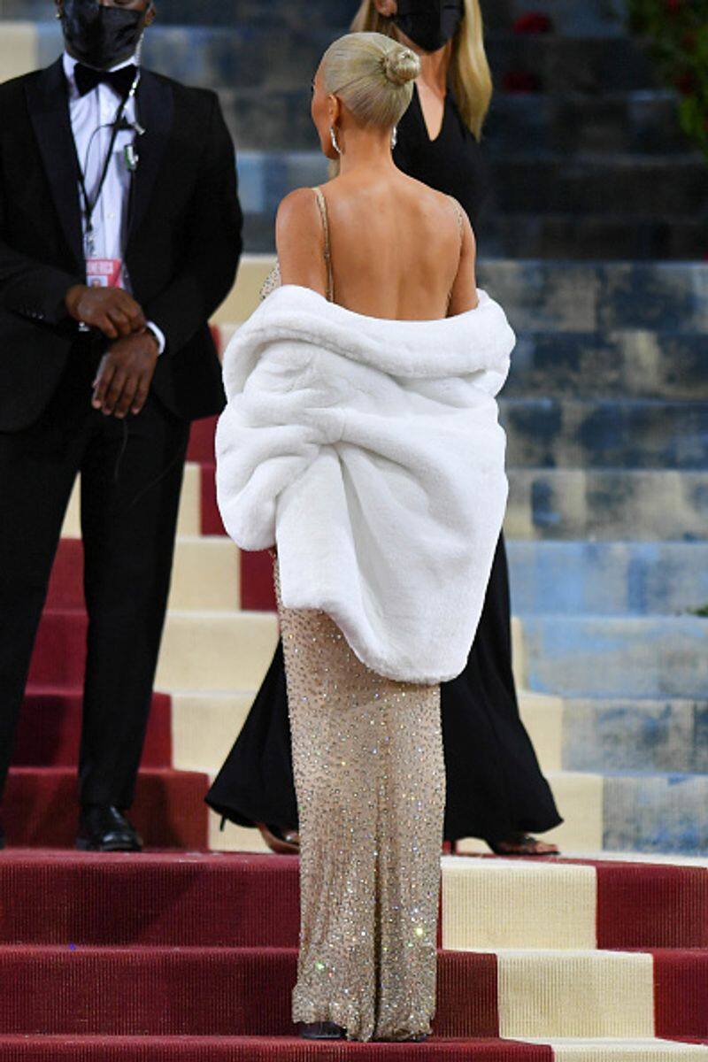 Kim Kardashian unable to zip up Marilyn Monroe dress at Met Gala; see video