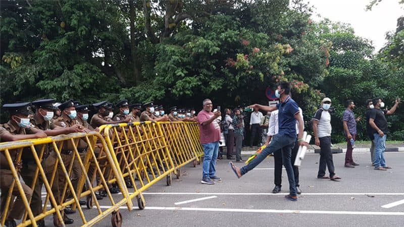 shrilanka13 શ્રીલંકાની સરકારનું મોટું અપમાન, વિરોધીઓએ સંસદની સામે તેમના લટકાવ્યા તેમના અંડરવેર 