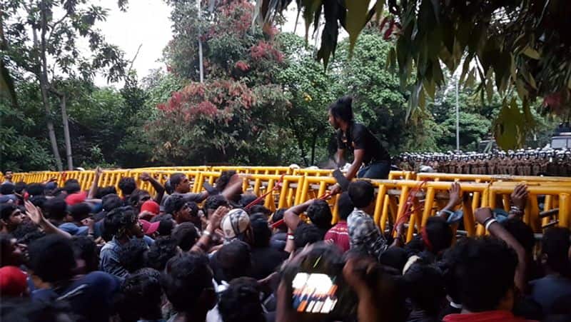 shrilanka135 શ્રીલંકાની સરકારનું મોટું અપમાન, વિરોધીઓએ સંસદની સામે તેમના લટકાવ્યા તેમના અંડરવેર 
