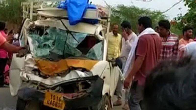 Telangana lorry, van collide...9 people killed 