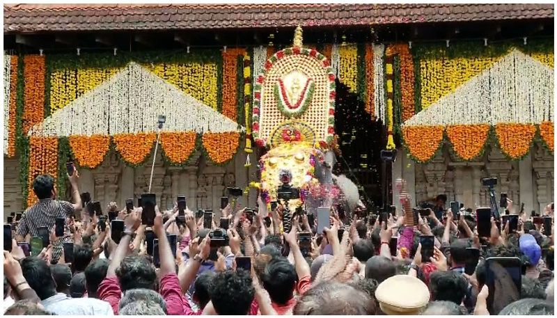 Thrissur Pooram : പൂര ലഹരിയിൽ തൃശ്ശൂർ, തെക്കേ ഗോപുര വാതിൽ തള്ളിത്തുറന്ന് നെയ്തലക്കാവിലമ്മയുടെ പൂര വിളംബരം