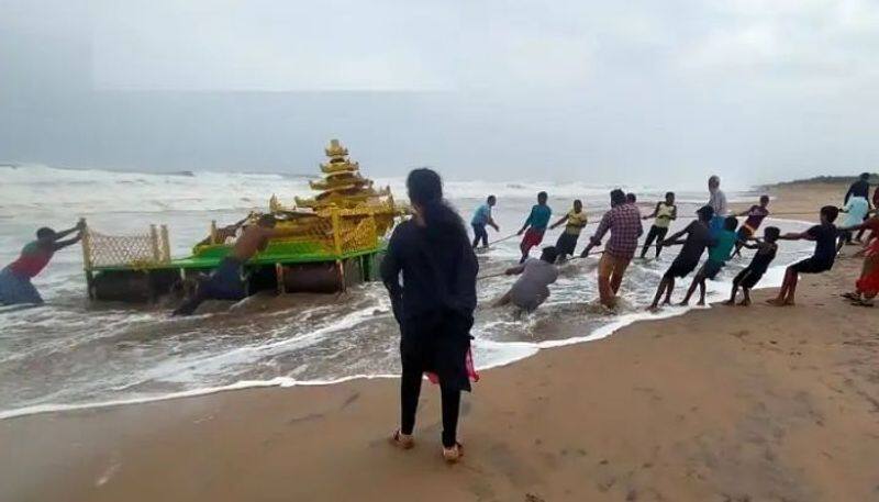 The incident in which a chariot floated in the sea in Andhra Pradesh has caused a stir