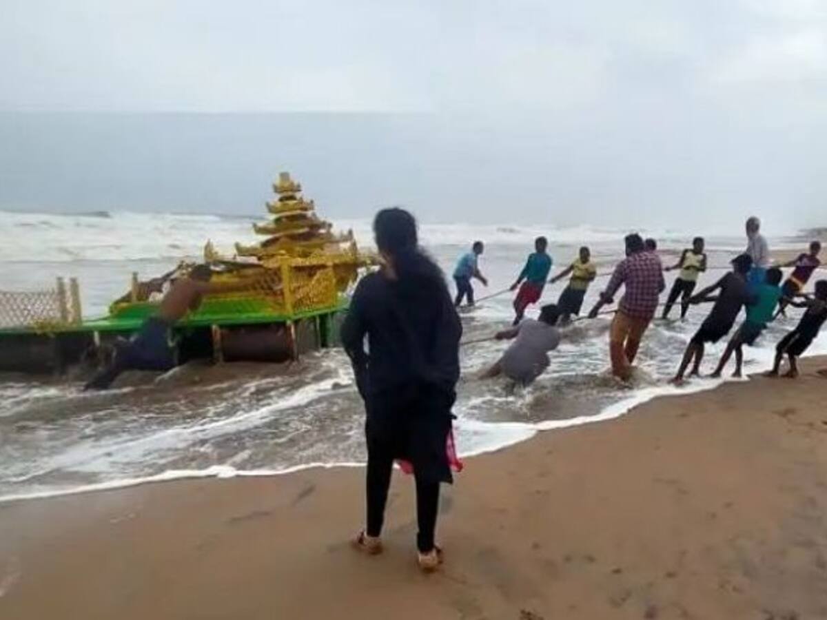 Asani cyclone effect Golden Chariot Temple came to srikakulam Sri Kakulam Shipyard
