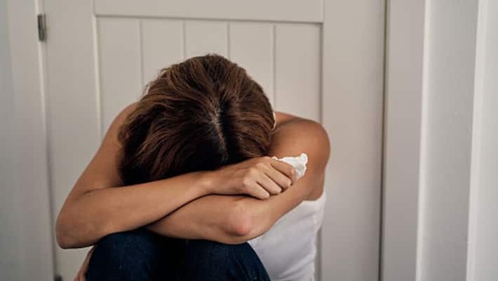 Married for 4 months, so far nothing has happened between us .. The girl tear in the police station ... Married for 4 months, so far nothing has happened between us .. The girl tear in the police station ...