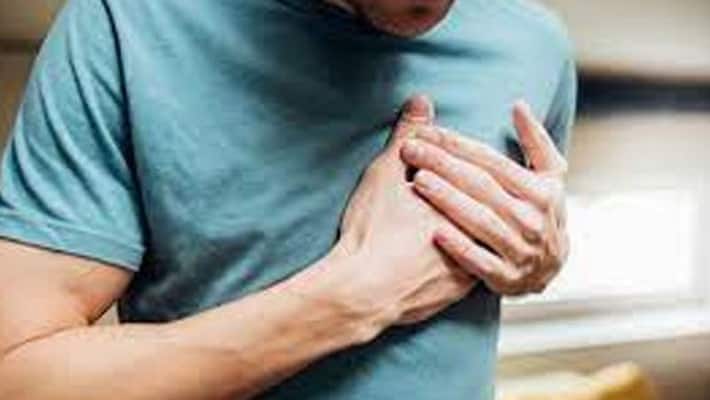 Auto driver to lie in police station with chest pain .. God save police life. Auto driver to lie in police station with chest pain .. God save police life.