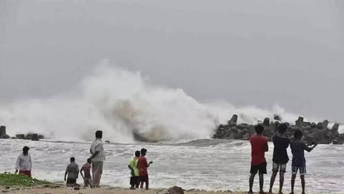 The Meteorological Department has issued a warning to the fishermen as wind speed of 70 km per hour is blowing in the Arabian Sea The Meteorological Department has issued a warning to the fishermen as wind speed of 70 km per hour is blowing in the Arabian Sea