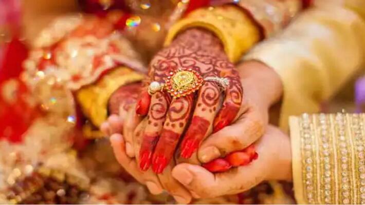 The groom has moved away from the marriage after exchanging garland with the bride in Motihari Bihar RTB The groom has moved away from the marriage after exchanging garland with the bride in Motihari Bihar RTB
