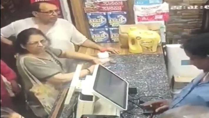 women stolen mobile from bag of another woman video goes viral apa women stolen mobile from bag of another woman video goes viral apa
