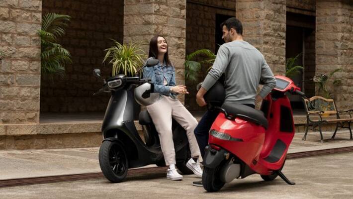 Rider Injured Using Ola Scooter Reverse Mode Gets Activated In Full Speed Rider Injured Using Ola Scooter Reverse Mode Gets Activated In Full Speed