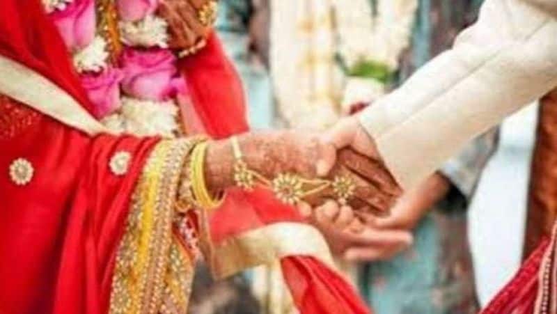 Uttar Pradesh News Relationship broken wedding procession returned empty handed to Sambhal Jaimal Stage groom lifted bride in his lap angry bride XSMN