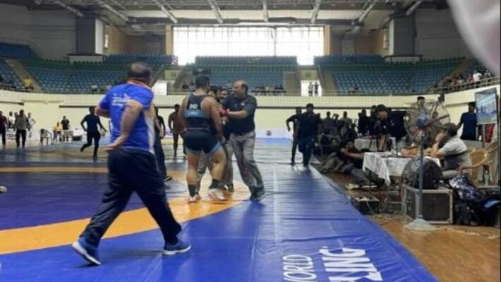 indian wrestler satender malik banned for lifetime for punching match referee indian wrestler satender malik banned for lifetime for punching match referee