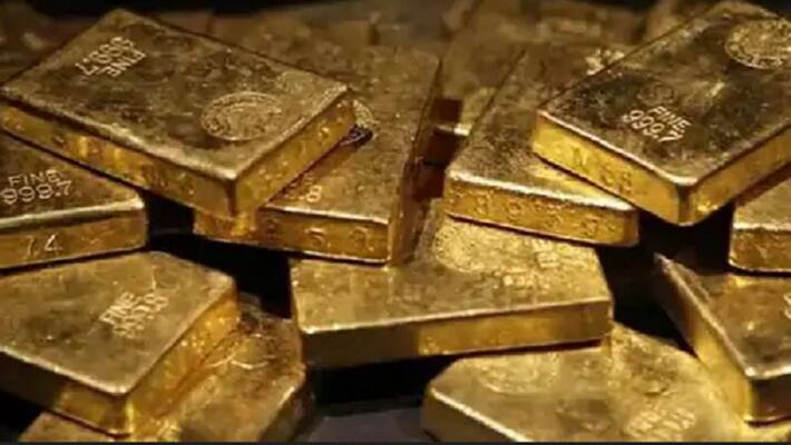 a flight attendant arrested in karipur airport for gold smuggling a flight attendant arrested in karipur airport for gold smuggling