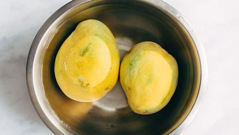 how to eat mango 8 શું તમે પણ કેરી ખાધા પછી પુષ્કળ પાણી પીઓ છો, તો આજે જ બદલો આ આદત