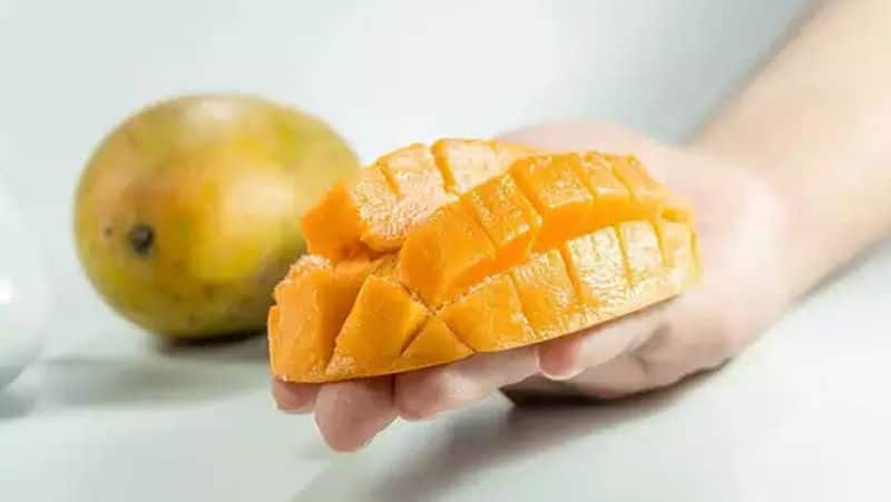 how to eat mango 3 શું તમે પણ કેરી ખાધા પછી પુષ્કળ પાણી પીઓ છો, તો આજે જ બદલો આ આદત