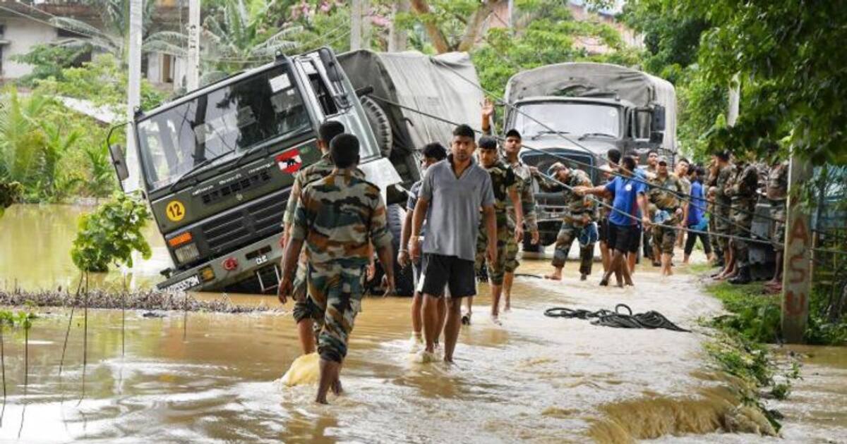 அசாமை புரட்டிப்போட்ட கனமழை... வெள்ளத்தில் சிக்கி பலியானோர் எண்ணிக்கை 24 ஆக உயர்வு!!