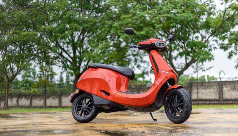 Ola electric scooter : Ola electric scooter front suspension comes off while driving in latest mishap