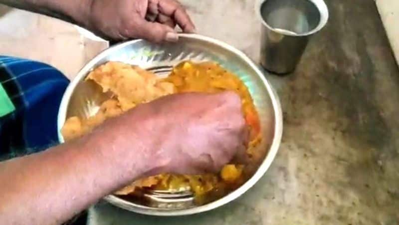 Puri vadai Omelette is selling at amma unavagam in madurai