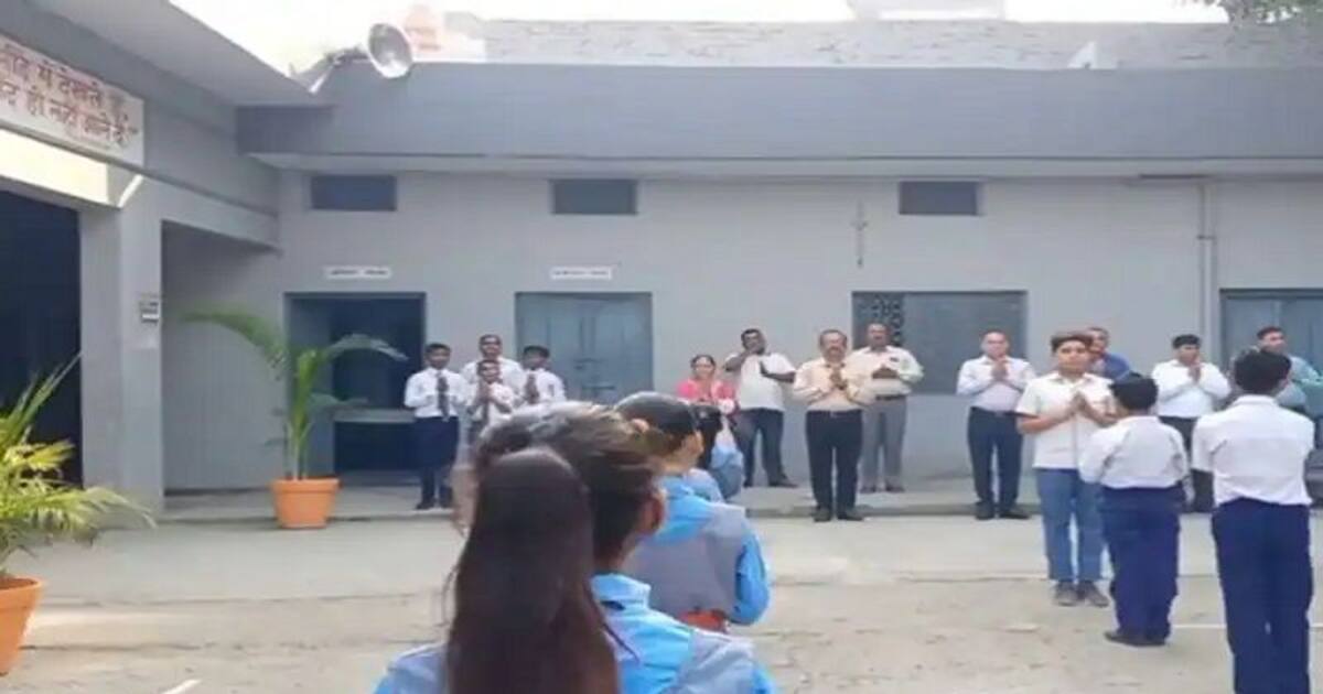 4 மாணவிகள் உயிரிழந்த விவகாரம்; பெற்றோரின் காலில் விழுந்து மன்னிப்பு கேட்ட ஆசிரியர்