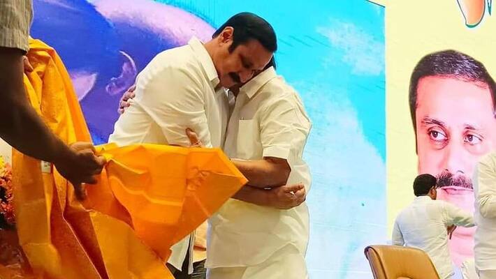 Leader Anbumani .. Ramdas holding hands and shedding tears .. sentiment pmk cadres. Leader Anbumani .. Ramdas holding hands and shedding tears .. sentiment pmk cadres.