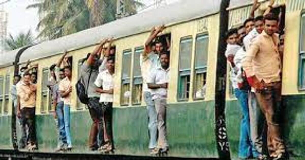 ரயில் படிக்கட்டுகளில் தொங்கியபடி பயணம்.. 3 ஆண்டுகளில் 8 லட்சம் அபராதம் .. 2,219 பேர்‌ மீது வழக்கு பதிவு