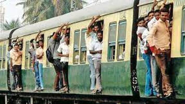 Travel hanging on the train stairs- 8 lakh fine in 3 years Travel hanging on the train stairs- 8 lakh fine in 3 years