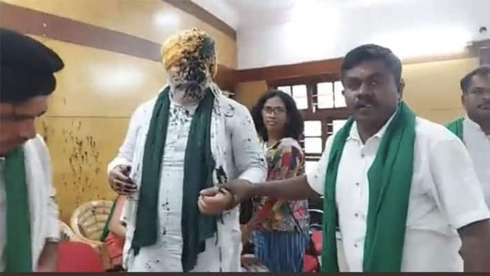 बेंगलुरु में किसान नेता राकेश टिकैत के चेहरे पर काली स्याही फेंकी,  कुर्सियां तक चलीं, सामने आया वीडियो
