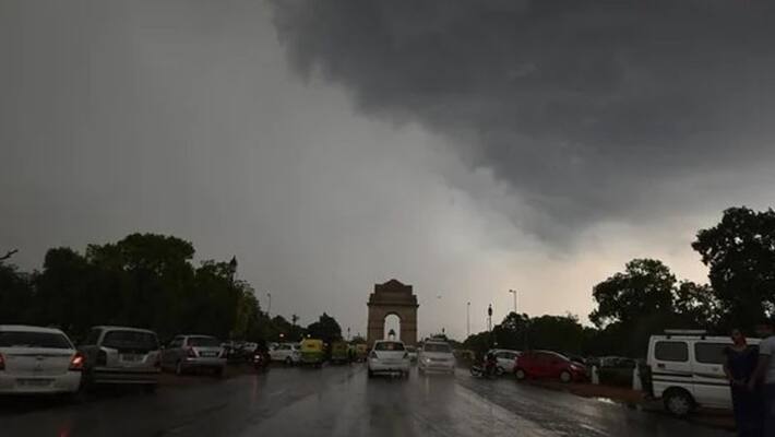 Heavy rains with 100 kmph storm hits Delhi Dead 2 bsm Heavy rains with 100 kmph storm hits Delhi Dead 2 bsm