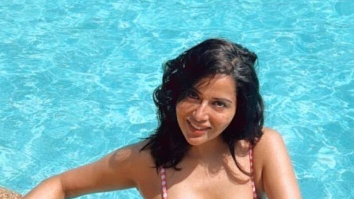 Raiza Wilson latest hot mirror photo shoot Raiza Wilson latest hot mirror photo shoot