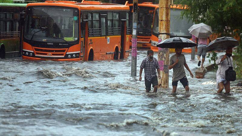two died in heavy rain at delhi