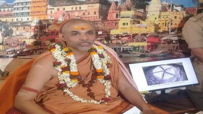 Swami Avimukteshwaranand stopped from going to Gyanvapi pod Swami Avimukteshwaranand stopped from going to Gyanvapi pod