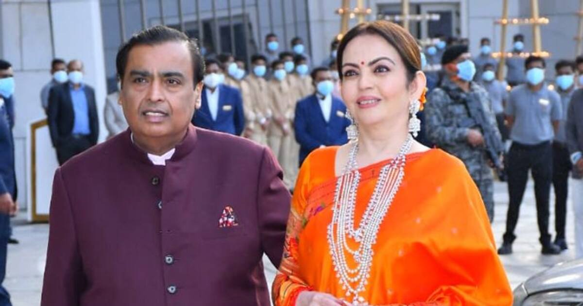 உலக பணக்காரர் அம்பானிக்கு மனைவி என்றால் சும்மாவா..! நீதா அம்பானி அணியும் புடவைகளின் விலை தெரியுமா? 