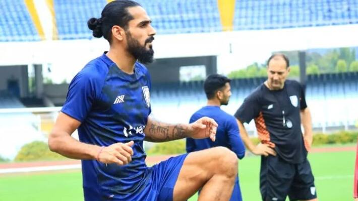 Sandesh Jhingan signs contract with Bengaluru FC Sandesh Jhingan signs contract with Bengaluru FC