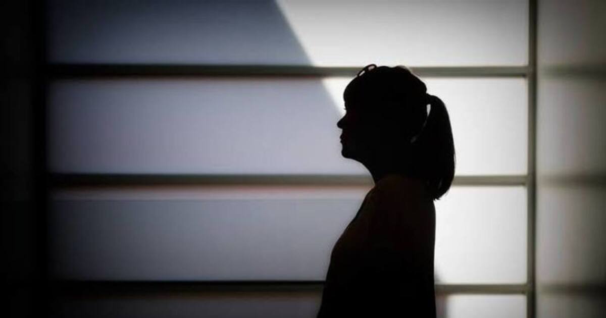 பெண் போலீசை 