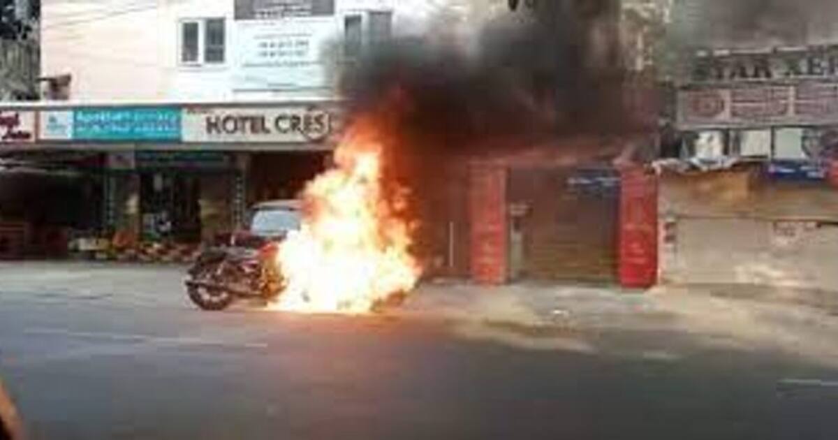 திடீரென்று தீப்பிடித்த எரிந்த ”ராயல் என்ஃபீல்டு பைக்”.. நல்வாய்ப்பாக உயிர் தப்பிய வாகன ஓட்டி.. பரபரப்பு காட்சி