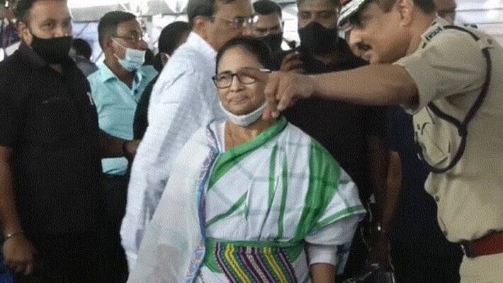 On the day of BJP's Navanna campaign, Mamata Banerjee held a meeting in a happy mood bpsb On the day of BJP's Navanna campaign, Mamata Banerjee held a meeting in a happy mood bpsb