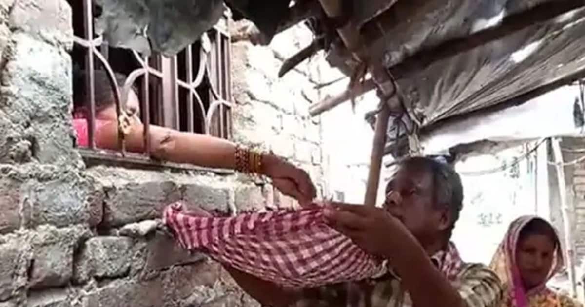 மகனின் உடலை பெற 50,000 ரூபாய் லஞ்சம் கேட்ட ஊழியர்.. பணம் இல்லாததால் வீடு வீடாக சென்று பிச்சை எடுத்த பெற்றோர்.!