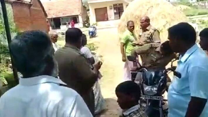 Christians who were handing out leaflets in the street .. Hindu leaders who hit Vibudi in the face. Christians who were handing out leaflets in the street .. Hindu leaders who hit Vibudi in the face.
