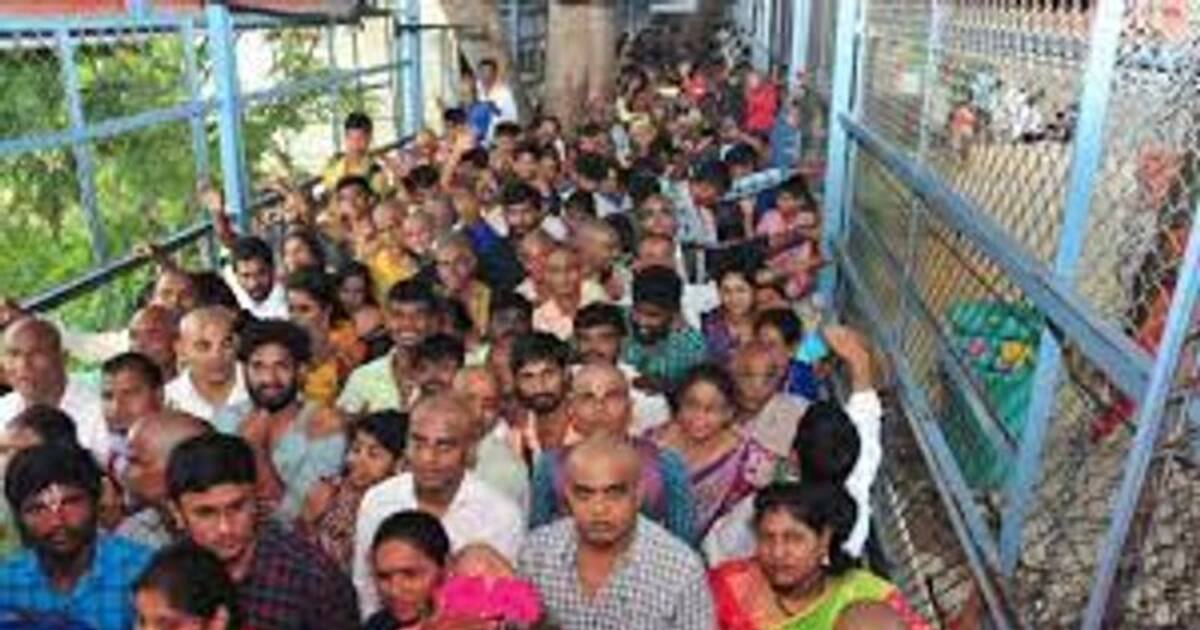 கிரகணம் முடிந்தபின் மீண்டும் திறக்கப்பட்ட திருப்பதி ஏழுமலையான் கோவில்.. பக்தர்கள் நீண்ட வரிசையில் தரிசனம்!